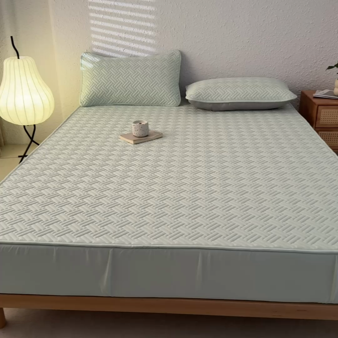 91家纺网 家纺一手货源 找家纺 欧邦 2025新款四季款纯色水洗棉夹棉床笠床垫保护罩-场景一 条格-水绿