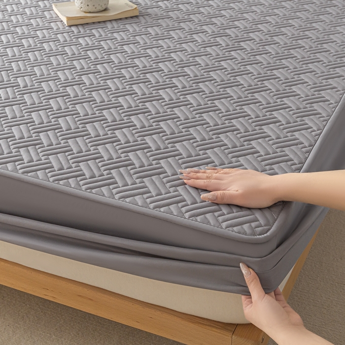 91家纺网 家纺一手货源 找家纺 欧邦 2025新款四季款纯色水洗棉夹棉床笠床垫保护罩-场景一 条格-中灰