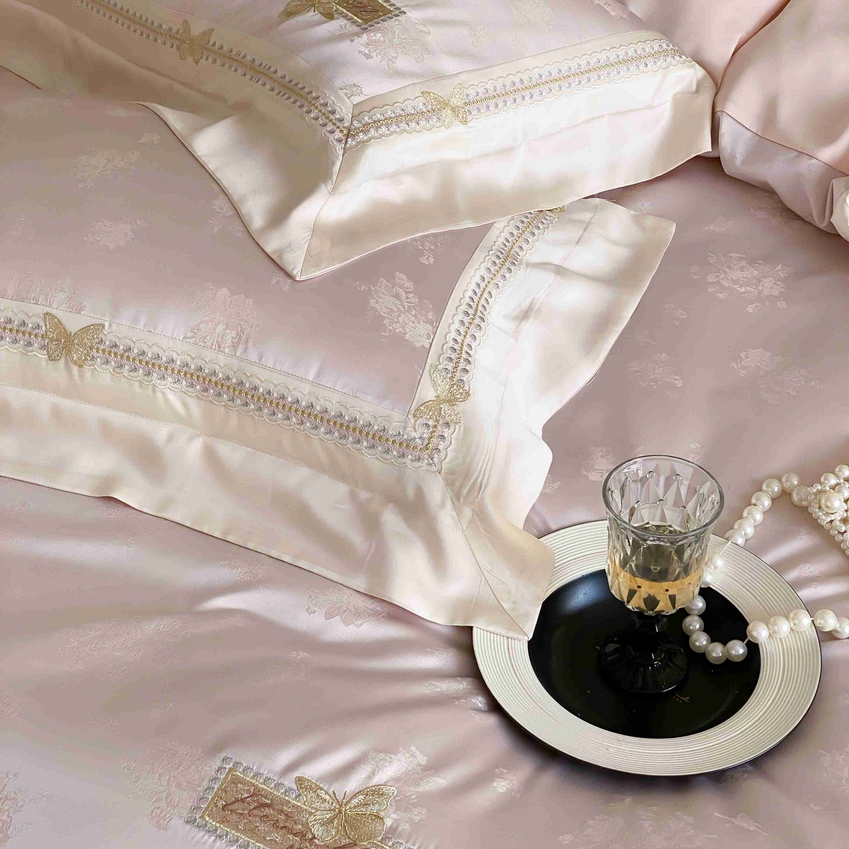 91家纺网 家纺一手货源 找家纺 太古汇家居 2025新款兰精天丝高精密提花-绣花“花间蝶影”系列  花间蝶影-粉色