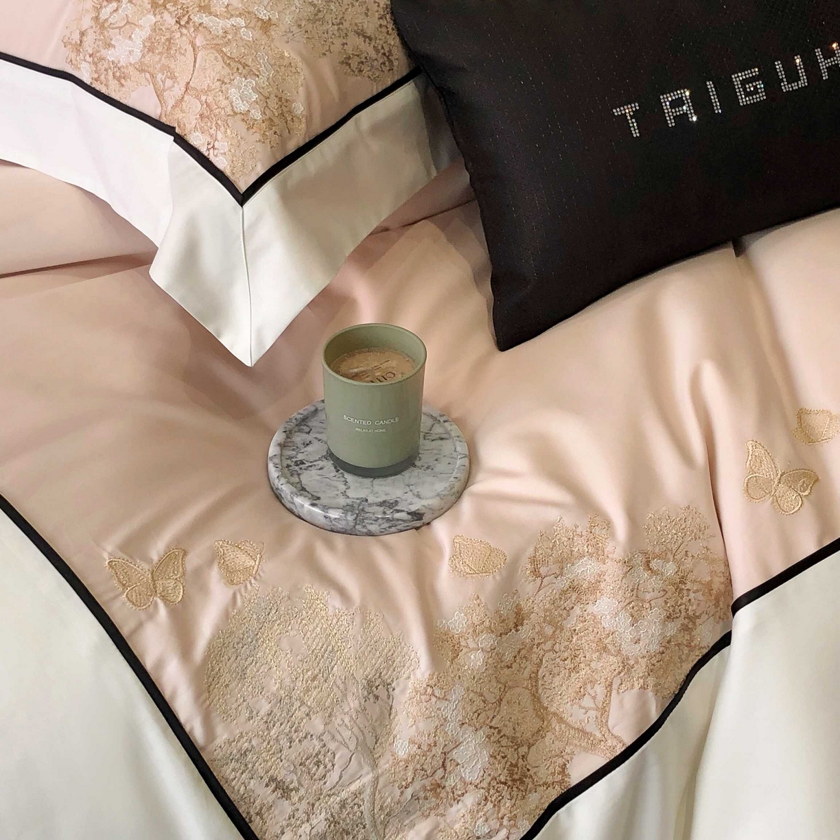 91家纺网 家纺一手货源 找家纺 太古汇家居 2025年长绒棉高定绣花四件套-“春日来信”系列 春日来信-冰梅粉