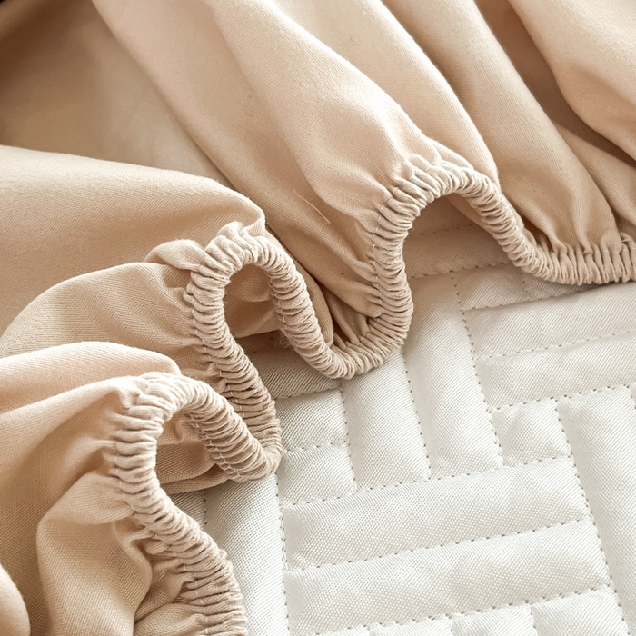 91家纺网 家纺一手货源 找家纺 欧邦 2025新款四季款纯色水洗棉夹棉床笠床垫保护罩-场景二 条格-卡其