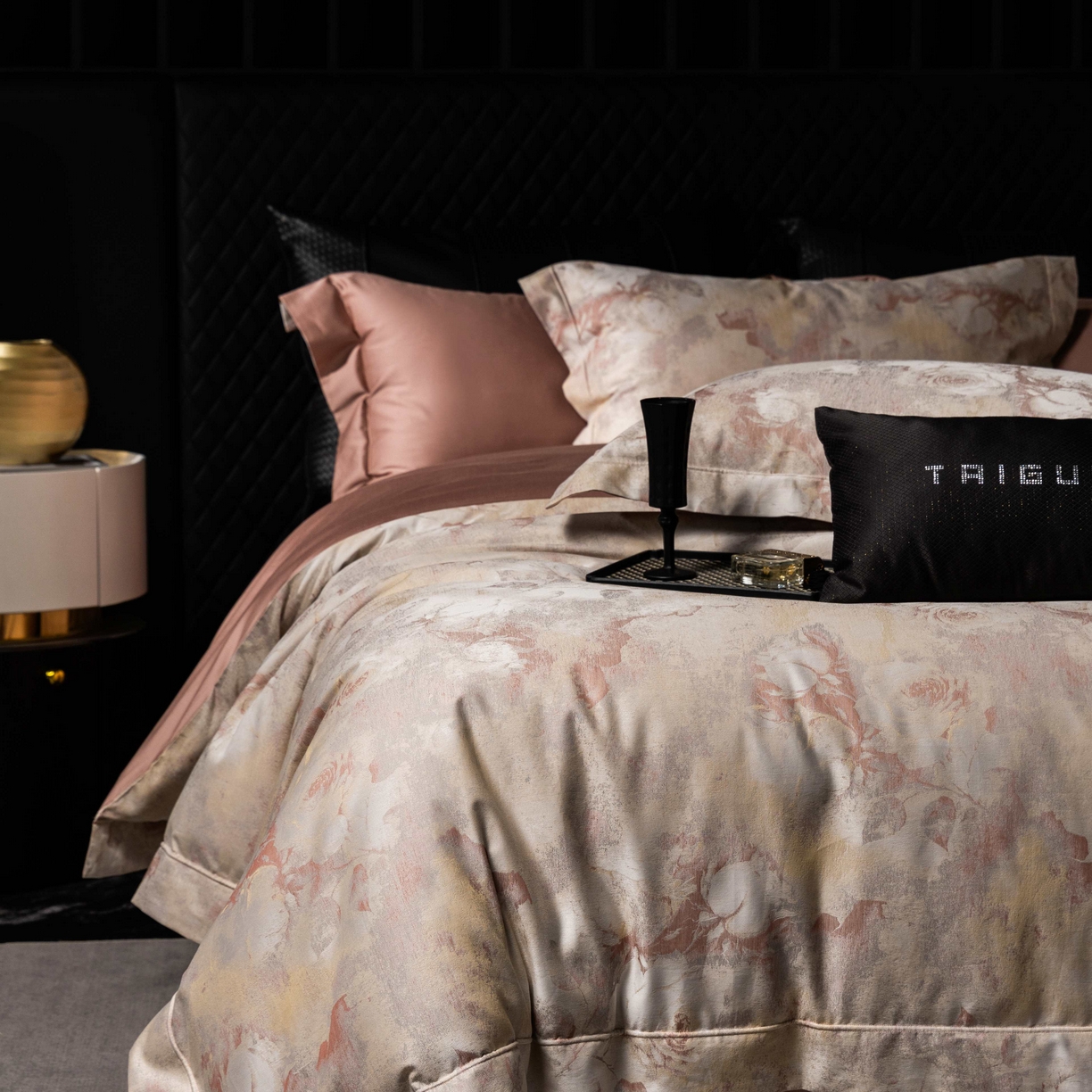 91家纺网 家纺一手货源 找家纺 2025新款全棉色织大提花系列双拼系列四件套 西西里