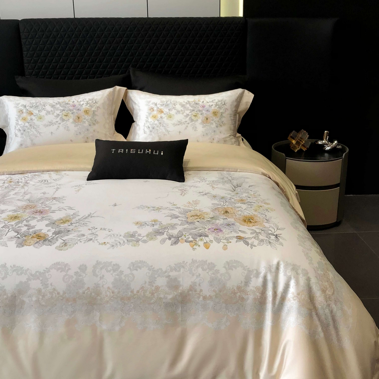 91家纺网 家纺一手货源 找家纺 2025新款高支高密长绒棉大版数码印花双拼系列四件套【券后不低于388】 一路繁花-米黄