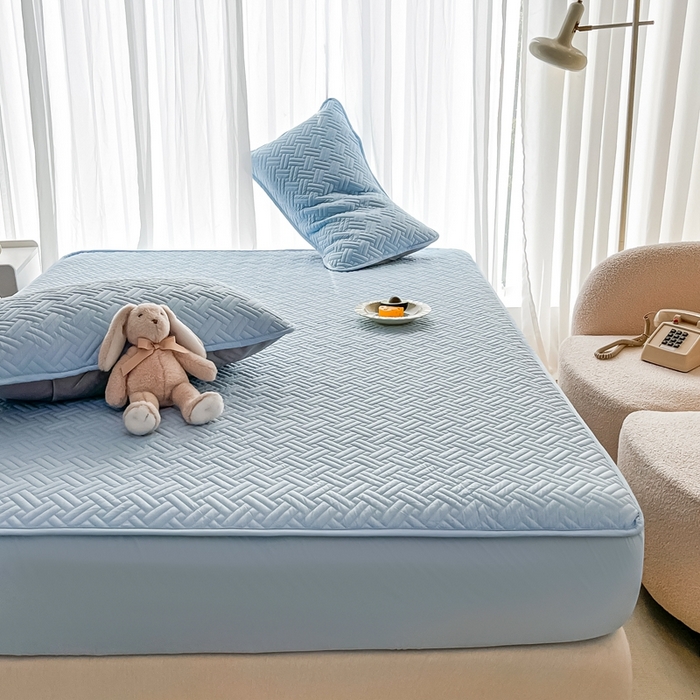 91家纺网 家纺一手货源 找家纺 欧邦 2025新款四季款纯色水洗棉夹棉床笠床垫保护罩-场景二 条格-天蓝