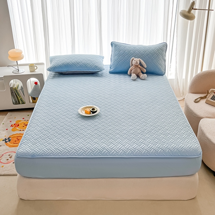 91家纺网 家纺一手货源 找家纺 欧邦 2025新款四季款纯色水洗棉夹棉床笠床垫保护罩-场景二 条格-天蓝