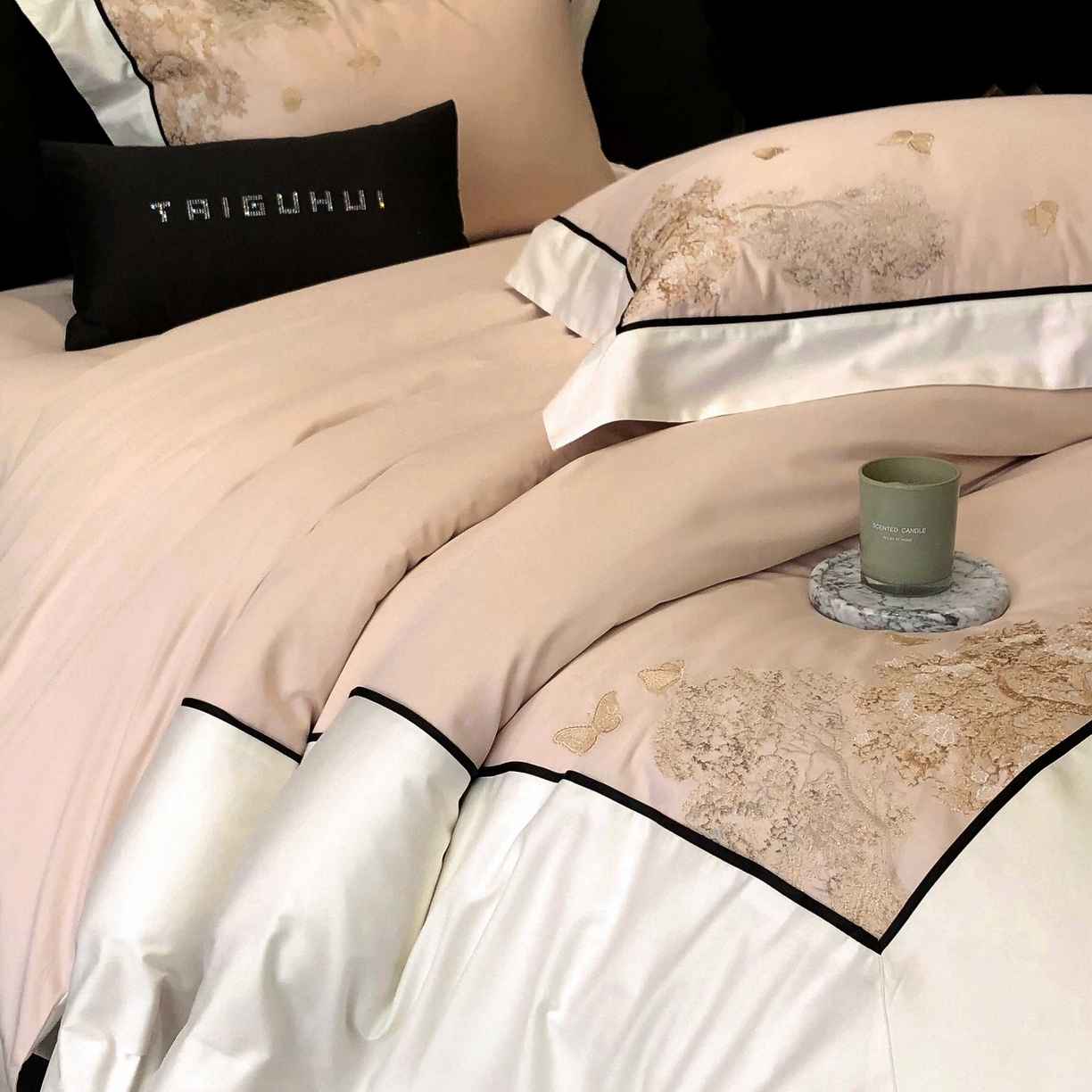 91家纺网 家纺一手货源 找家纺 太古汇家居 2025年长绒棉高定绣花四件套-“春日来信”系列 春日来信-冰梅粉