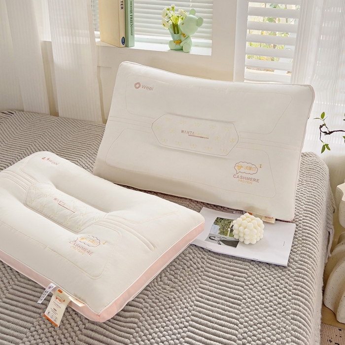 91家纺网 家纺一手货源 找家纺 （总）幸运草 2025新款刺绣羊绒蛋白枕头 成人家用性价比高的枕芯