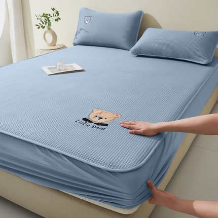 91家纺网 家纺一手货源 找家纺 （总）爱思凯家纺 2025新款【瑞宝熊】PE凉感床笠款冰豆豆软席凉席席子-场景一