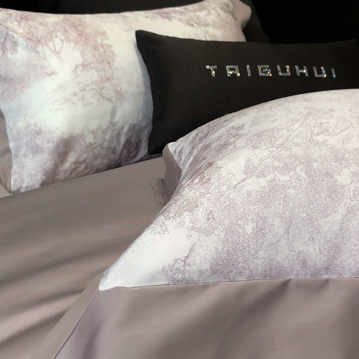 91家纺网 家纺一手货源 找家纺 2025年高支高密长绒棉专版活性数码印花系列四件套【券后控价——券后不低于378】 丽奥娜-樱落紫