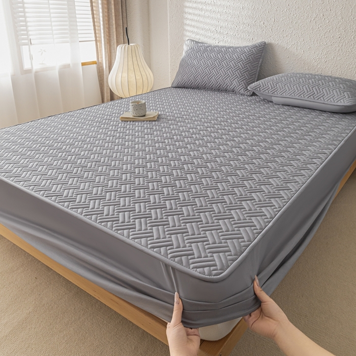 91家纺网 家纺一手货源 找家纺 欧邦 2025新款四季款纯色水洗棉夹棉床笠床垫保护罩-场景一 条格-中灰