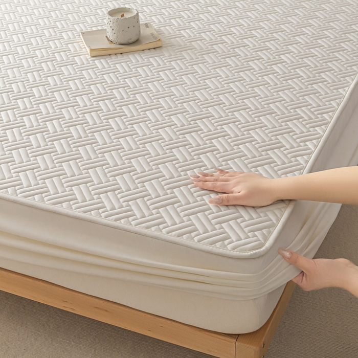 91家纺网 家纺一手货源 找家纺 欧邦 2025新款四季款纯色水洗棉夹棉床笠床垫保护罩-场景一 条格-本白