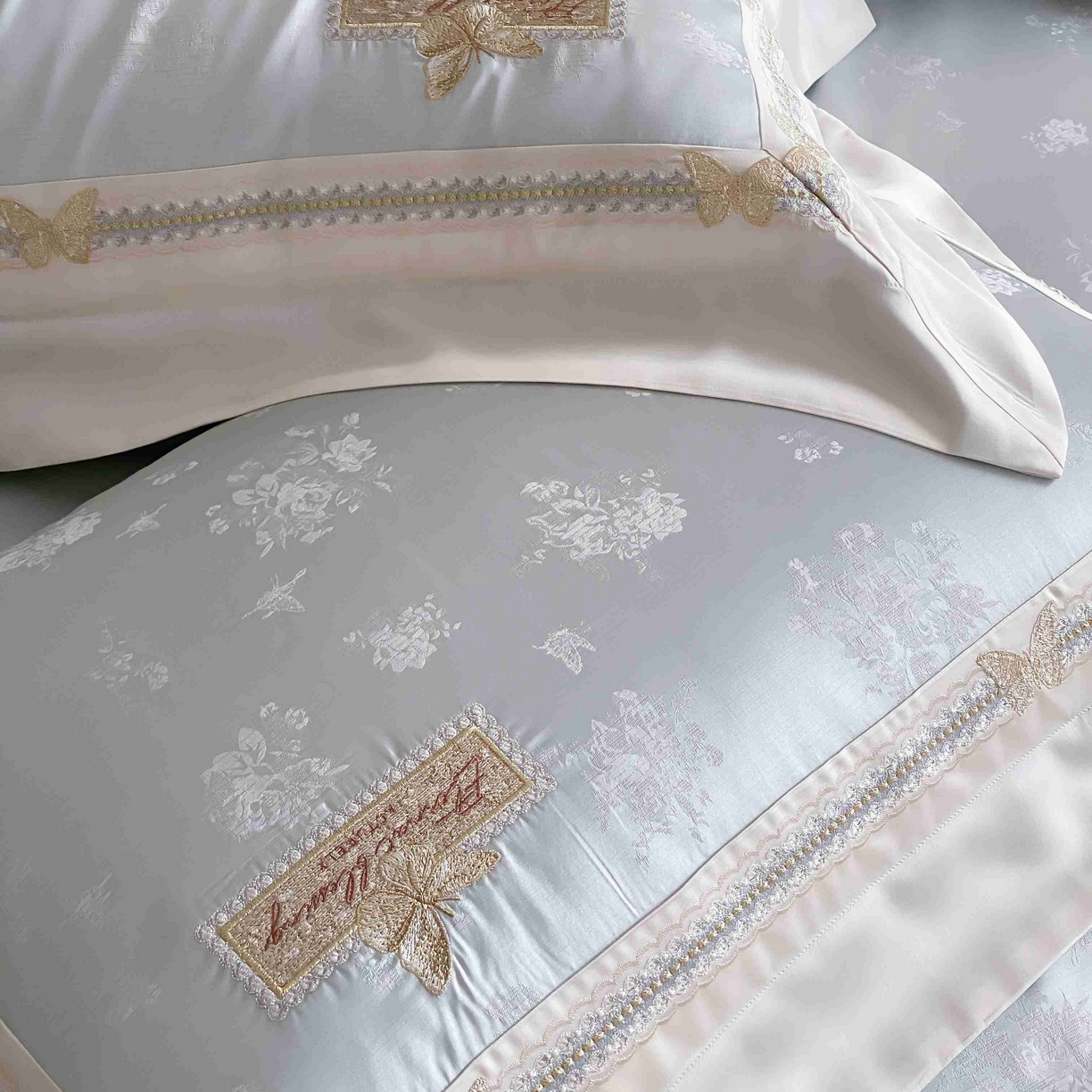 91家纺网 家纺一手货源 找家纺 太古汇家居 2025新款兰精天丝高精密提花-绣花“花间蝶影”系列  花间蝶影-蓝色