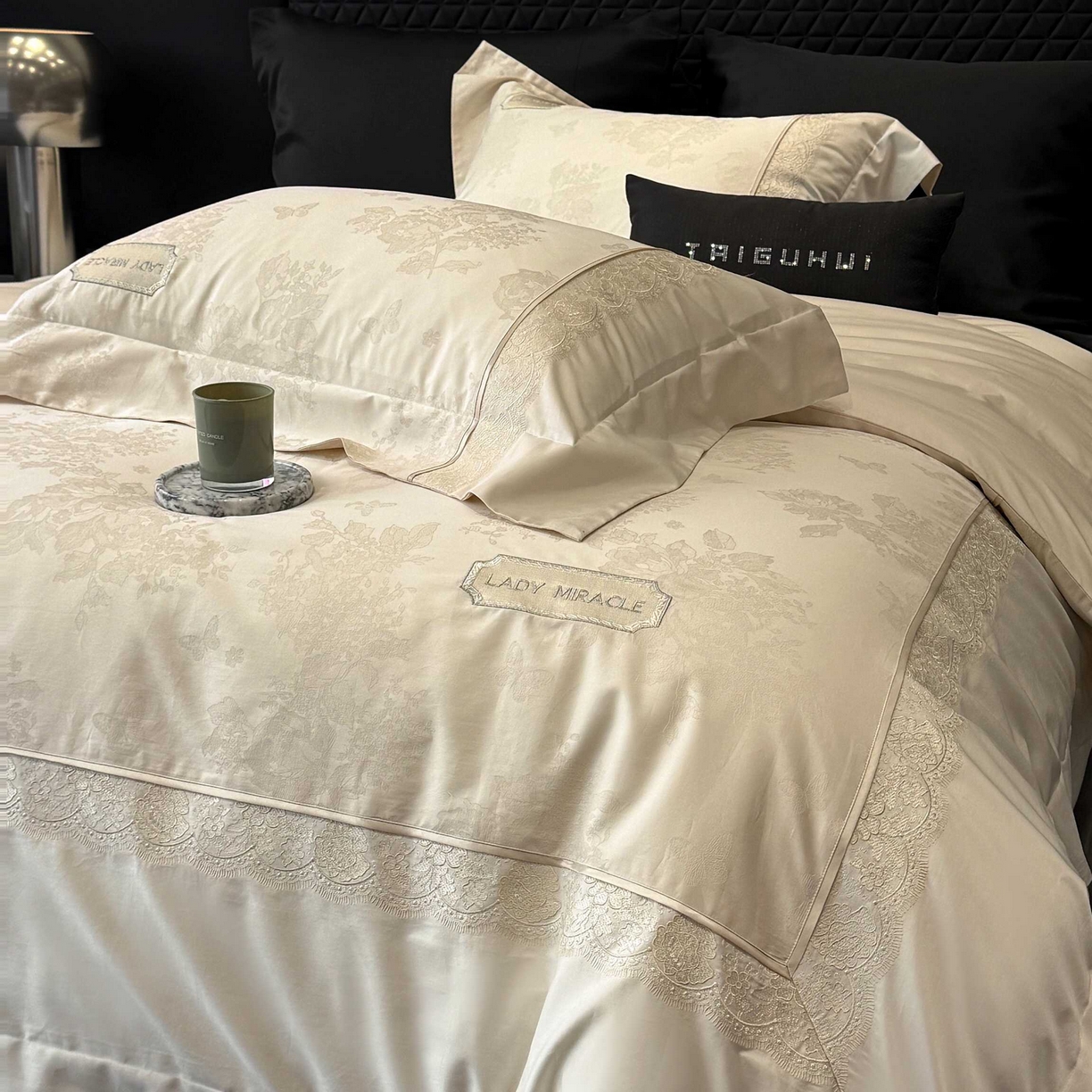 91家纺网 家纺一手货源 找家纺 太古汇家居 2025新款全棉提花绣花“伊莎贝拉”系列四件套 伊莎贝拉-米金色