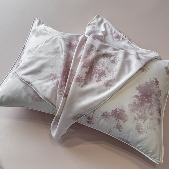 91家纺网 家纺一手货源 找家纺 洺兰家居 2025春夏新款100支莱赛尔天丝贡缎数码印花麻绳款四件套高端礼盒 魅影粉