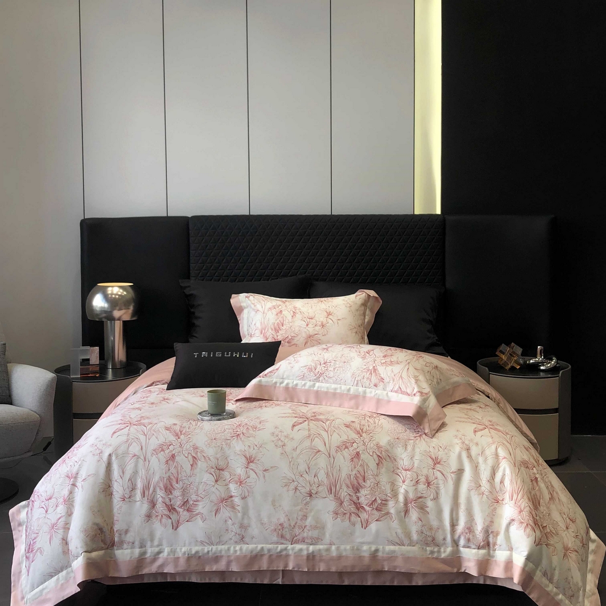 91家纺网 家纺一手货源 找家纺 2025新款高支高密长绒棉专版数码印花双拼系列四件套-卡梅伦【券后不低于378】 卡梅伦-粉