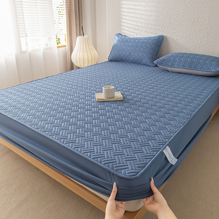 91家纺网 家纺一手货源 找家纺 欧邦 2025新款四季款纯色水洗棉夹棉床笠床垫保护罩-场景一 条格-宝蓝
