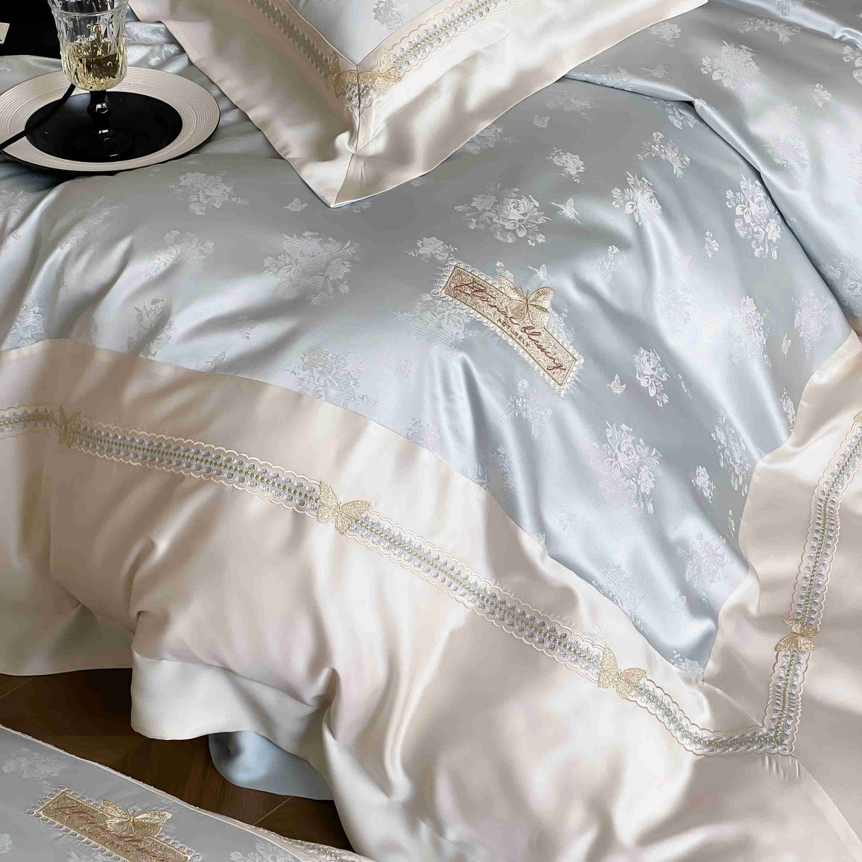 91家纺网 家纺一手货源 找家纺 太古汇家居 2025新款兰精天丝高精密提花-绣花“花间蝶影”系列  花间蝶影-蓝色