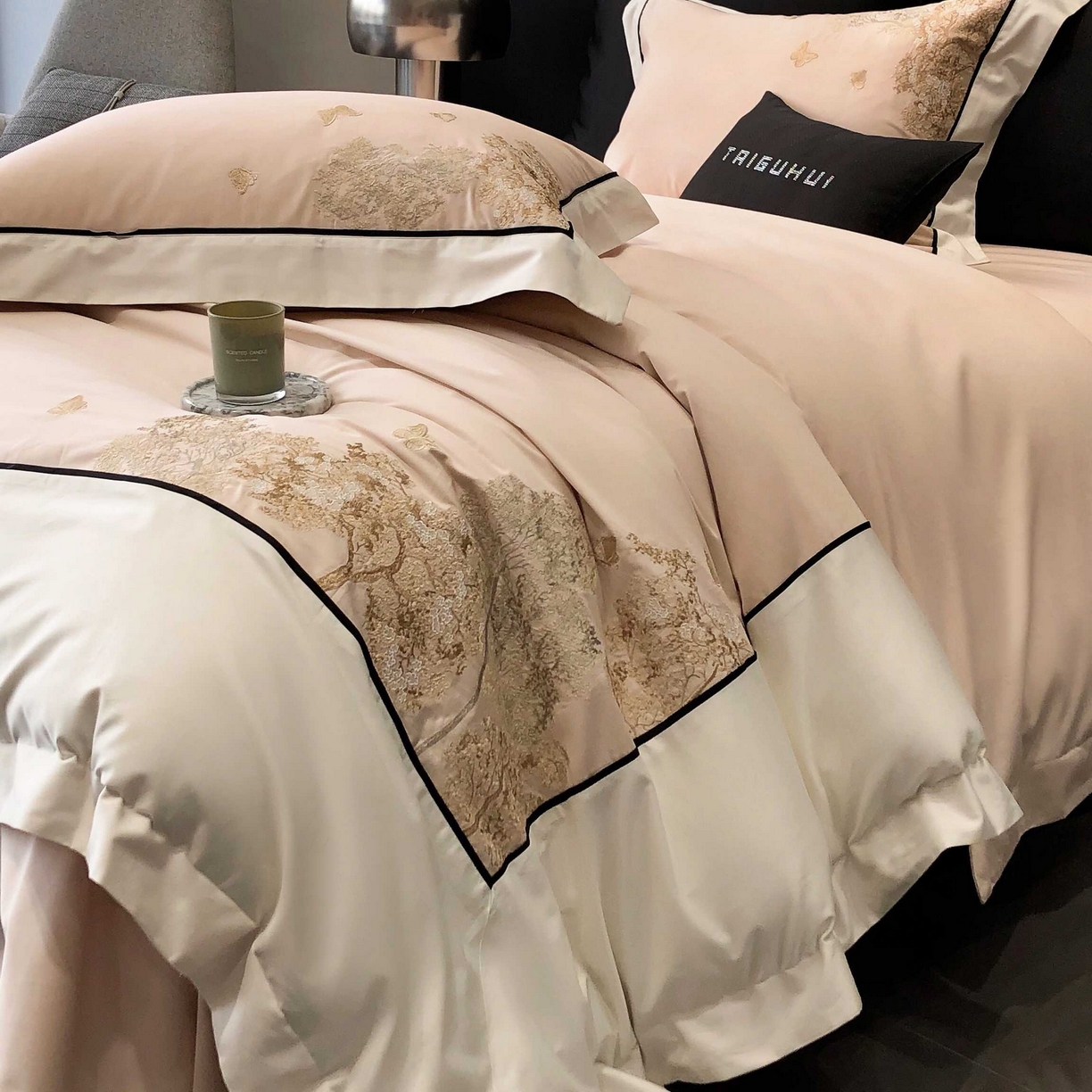 91家纺网 家纺一手货源 找家纺 太古汇家居 2025年长绒棉高定绣花四件套-“春日来信”系列 春日来信-冰梅粉