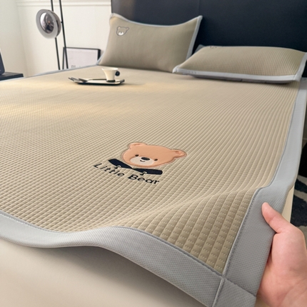 91家纺网 家纺一手货源 找家纺 （总）2025新款【瑞宝熊】PE真豆豆床席款凉席 场景三