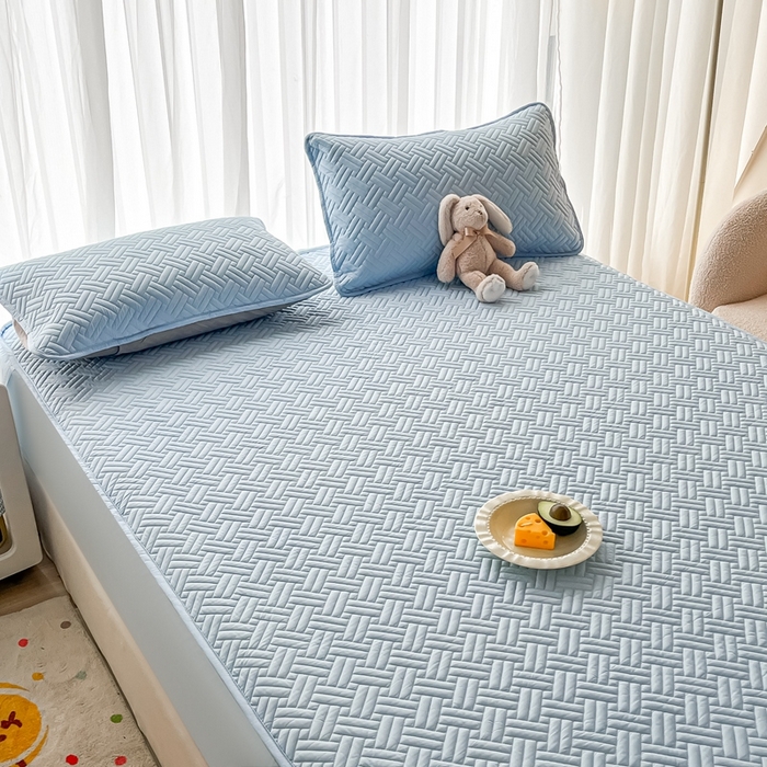 91家纺网 家纺一手货源 找家纺 欧邦 2025新款四季款纯色水洗棉夹棉床笠床垫保护罩-场景二 条格-天蓝