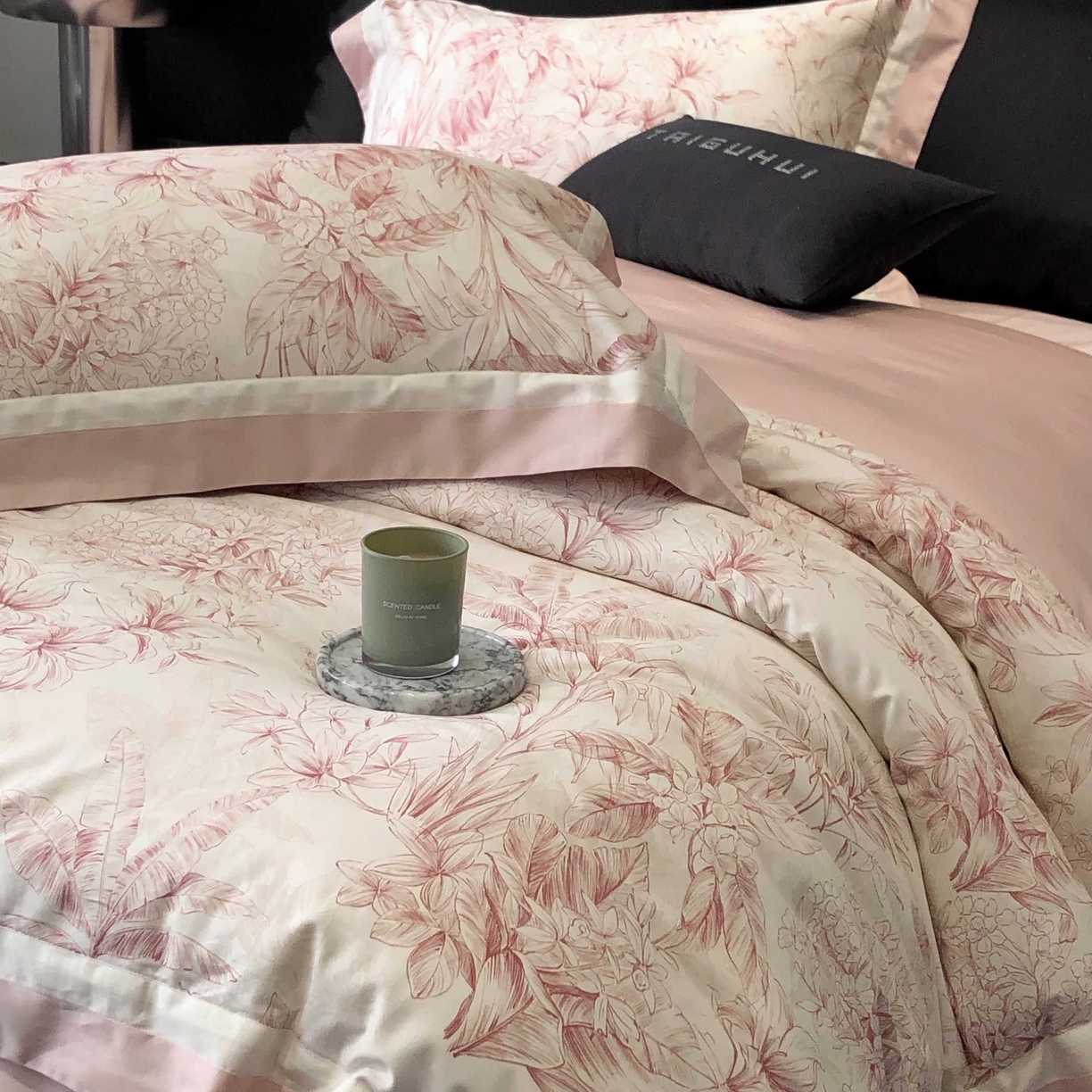 91家纺网 家纺一手货源 找家纺 2025新款高支高密长绒棉专版数码印花双拼系列四件套-卡梅伦【券后不低于378】 卡梅伦-粉