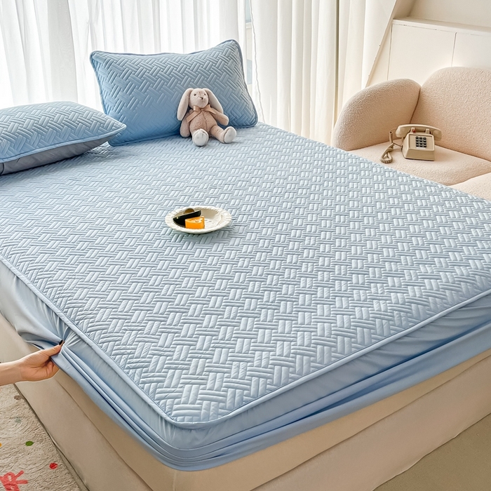 91家纺网 家纺一手货源 找家纺 欧邦 2025新款四季款纯色水洗棉夹棉床笠床垫保护罩-场景二 条格-天蓝
