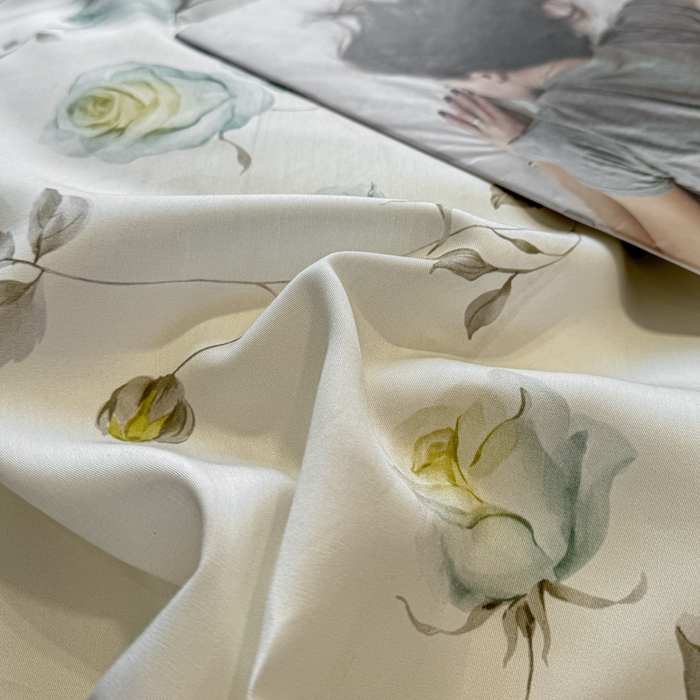 91家纺网 家纺一手货源 找家纺 芊寻家居 2025春夏新款50支莱赛尔天丝贡缎数码印花麻绳款四件套高端礼盒 花意盈香灰