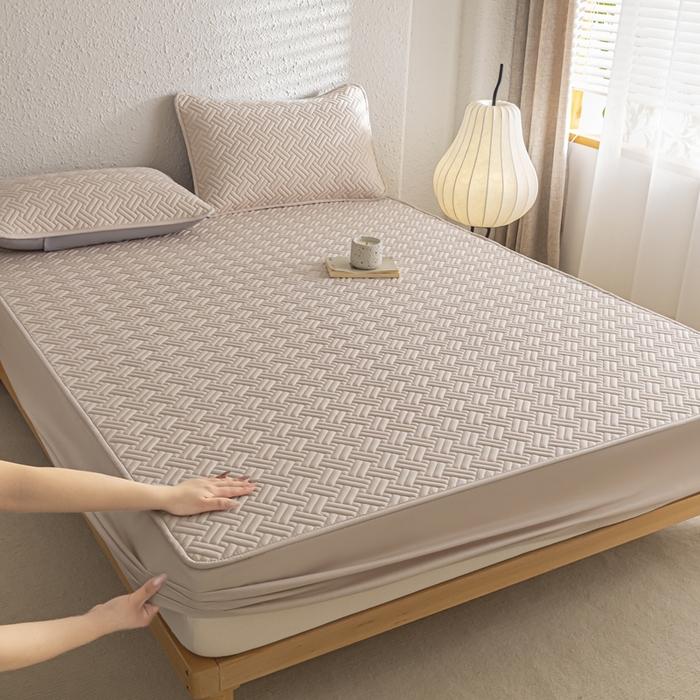 91家纺网 家纺一手货源 找家纺 欧邦 2025新款四季款纯色水洗棉夹棉床笠床垫保护罩-场景一 条格-卡其