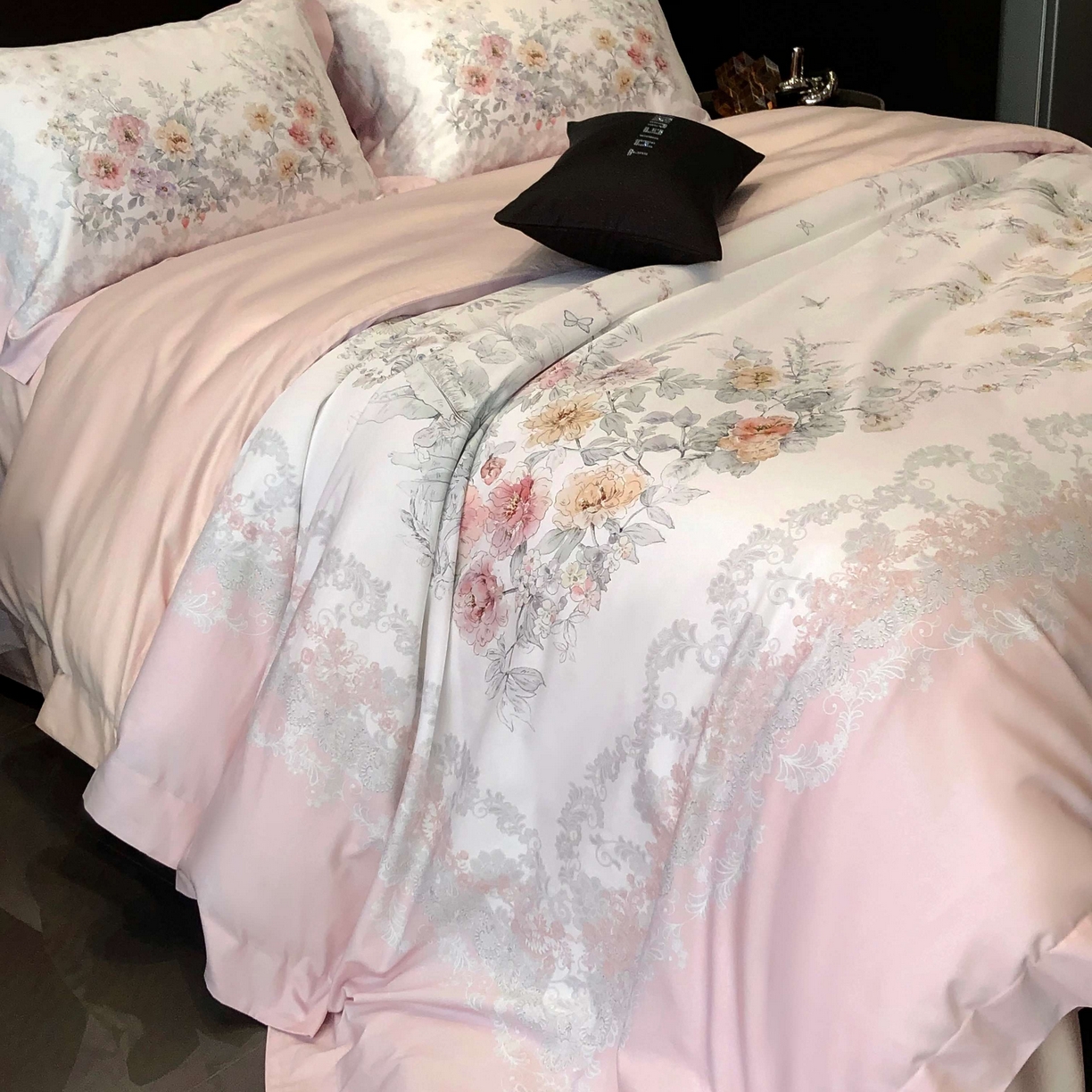 91家纺网 家纺一手货源 找家纺 2025新款高支高密长绒棉大版数码印花双拼系列四件套【券后不低于388】 一路繁花-粉色
