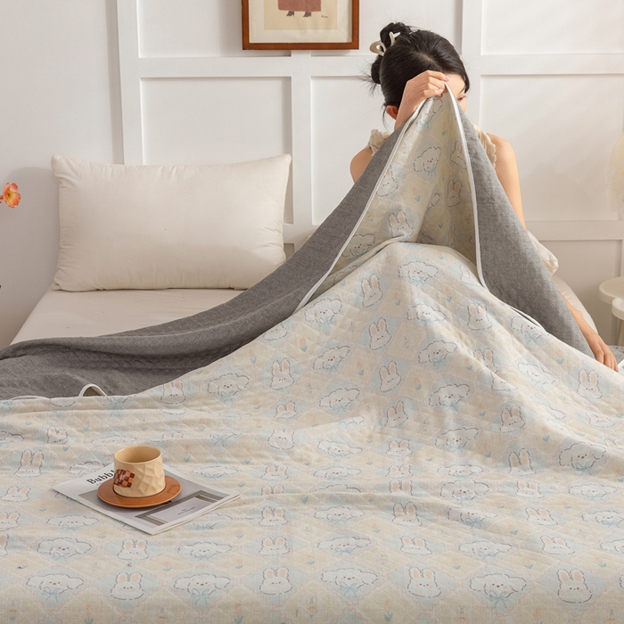 91家纺网 家纺一手货源 找家纺 乐家毛巾被（工厂自产自销） 2025新款A类全棉六层纱印花毛巾被 兔子小狗