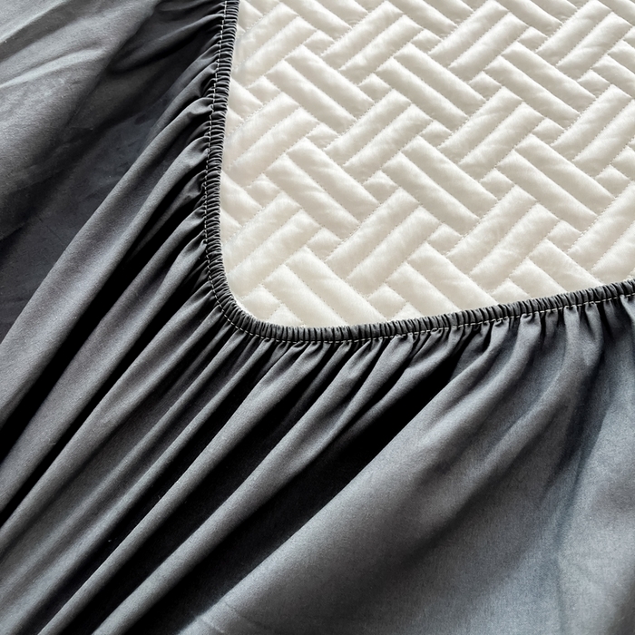 91家纺网 家纺一手货源 找家纺 欧邦 2025新款四季款纯色水洗棉夹棉床笠床垫保护罩-场景二 条格-深灰