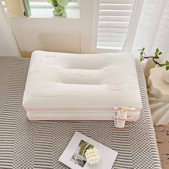 91家纺网 家纺一手货源 找家纺 （总）幸运草 2025新款刺绣羊绒蛋白枕头 成人家用性价比高的枕芯