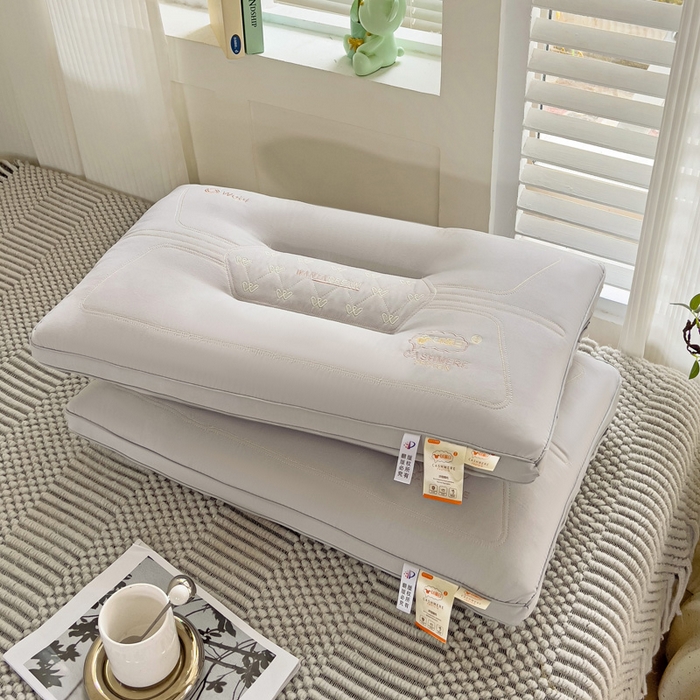 91家纺网 家纺一手货源 找家纺 （总）幸运草 2025新款刺绣羊绒蛋白枕头 成人家用性价比高的枕芯