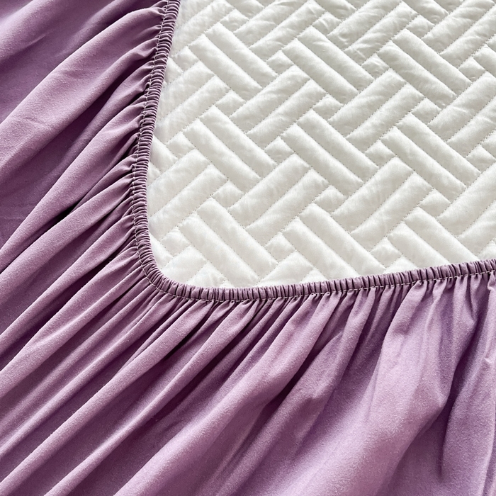 91家纺网 家纺一手货源 找家纺 欧邦 2025新款四季款纯色水洗棉夹棉床笠床垫保护罩-场景二 条格-深紫