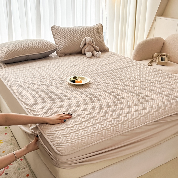91家纺网 家纺一手货源 找家纺 欧邦 2025新款四季款纯色水洗棉夹棉床笠床垫保护罩-场景二 条格-卡其