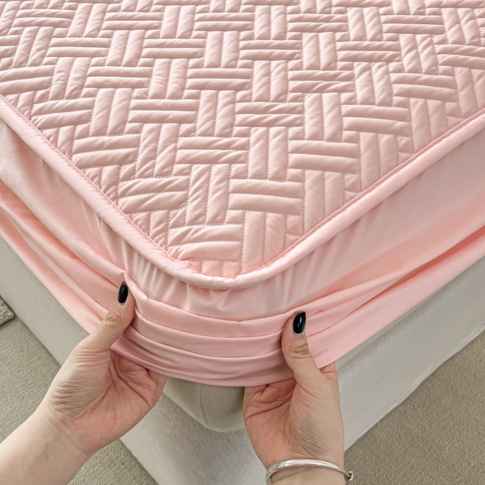 91家纺网 家纺一手货源 找家纺 欧邦 2025新款四季款纯色水洗棉夹棉床笠床垫保护罩-场景一 条格-粉玉