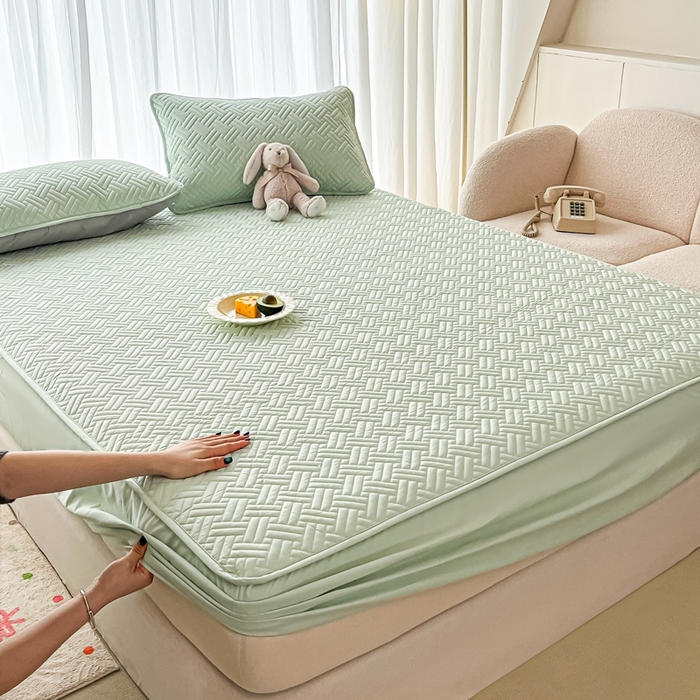 91家纺网 家纺一手货源 找家纺 欧邦 2025新款四季款纯色水洗棉夹棉床笠床垫保护罩-场景二 条格-浅绿