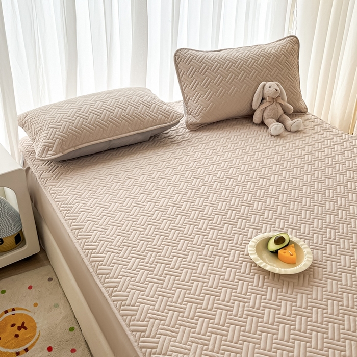 91家纺网 家纺一手货源 找家纺 欧邦 2025新款四季款纯色水洗棉夹棉床笠床垫保护罩-场景二 条格-卡其