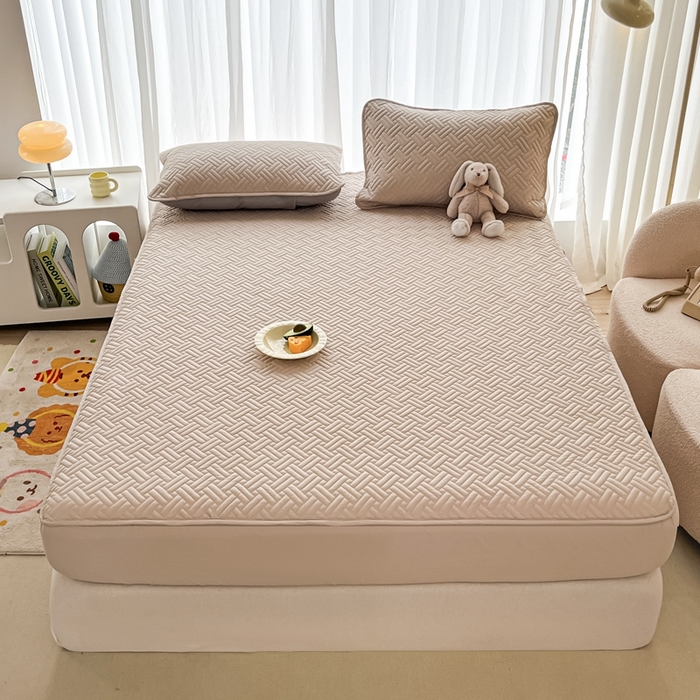 91家纺网 家纺一手货源 找家纺 欧邦 2025新款四季款纯色水洗棉夹棉床笠床垫保护罩-场景二 条格-卡其