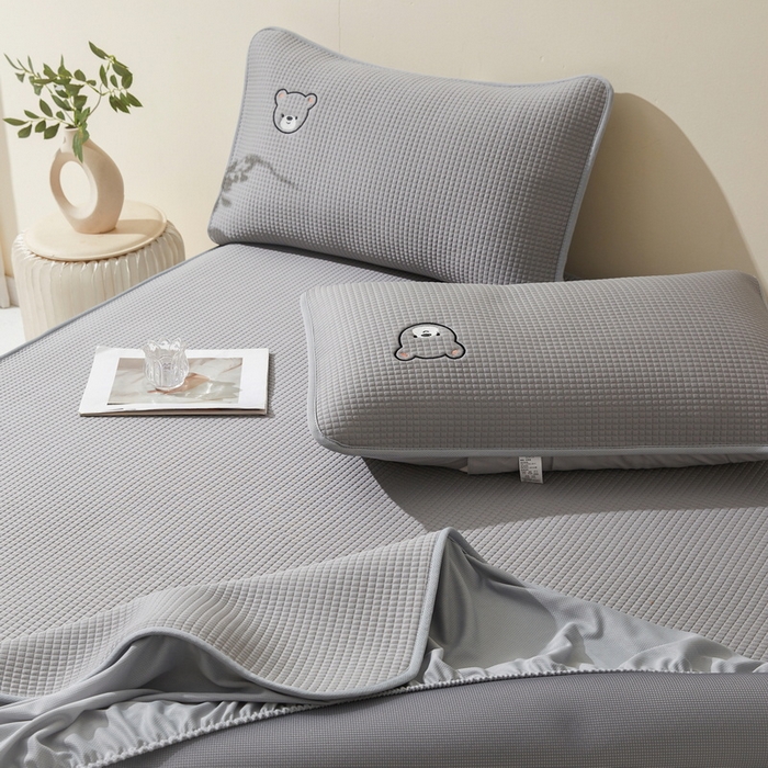 91家纺网 家纺一手货源 找家纺 （总）爱思凯家纺 2025新款【瑞宝熊】PE凉感床笠款冰豆豆软席凉席席子-场景一