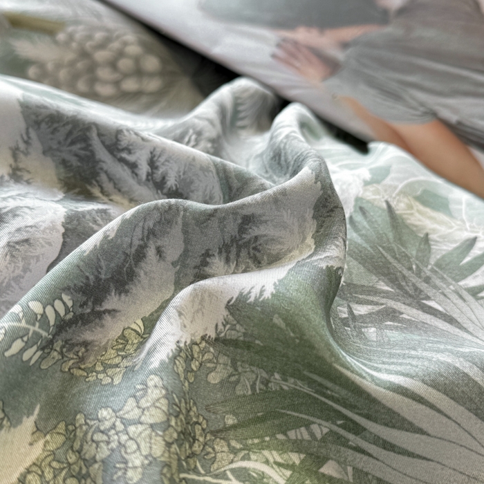 91家纺网 家纺一手货源 找家纺 芊寻家居 2025春夏新款50支莱赛尔天丝贡缎数码印花麻绳款四件套高端礼盒 阡陌丛林灰