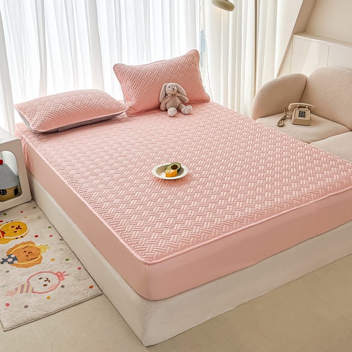 91家纺网 家纺一手货源 找家纺 欧邦 2025新款四季款纯色水洗棉夹棉床笠床垫保护罩-场景一 条格-粉玉