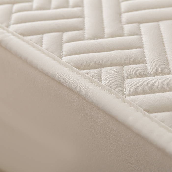 91家纺网 家纺一手货源 找家纺 欧邦 2025新款四季款纯色水洗棉夹棉床笠床垫保护罩-场景一 条格-本白