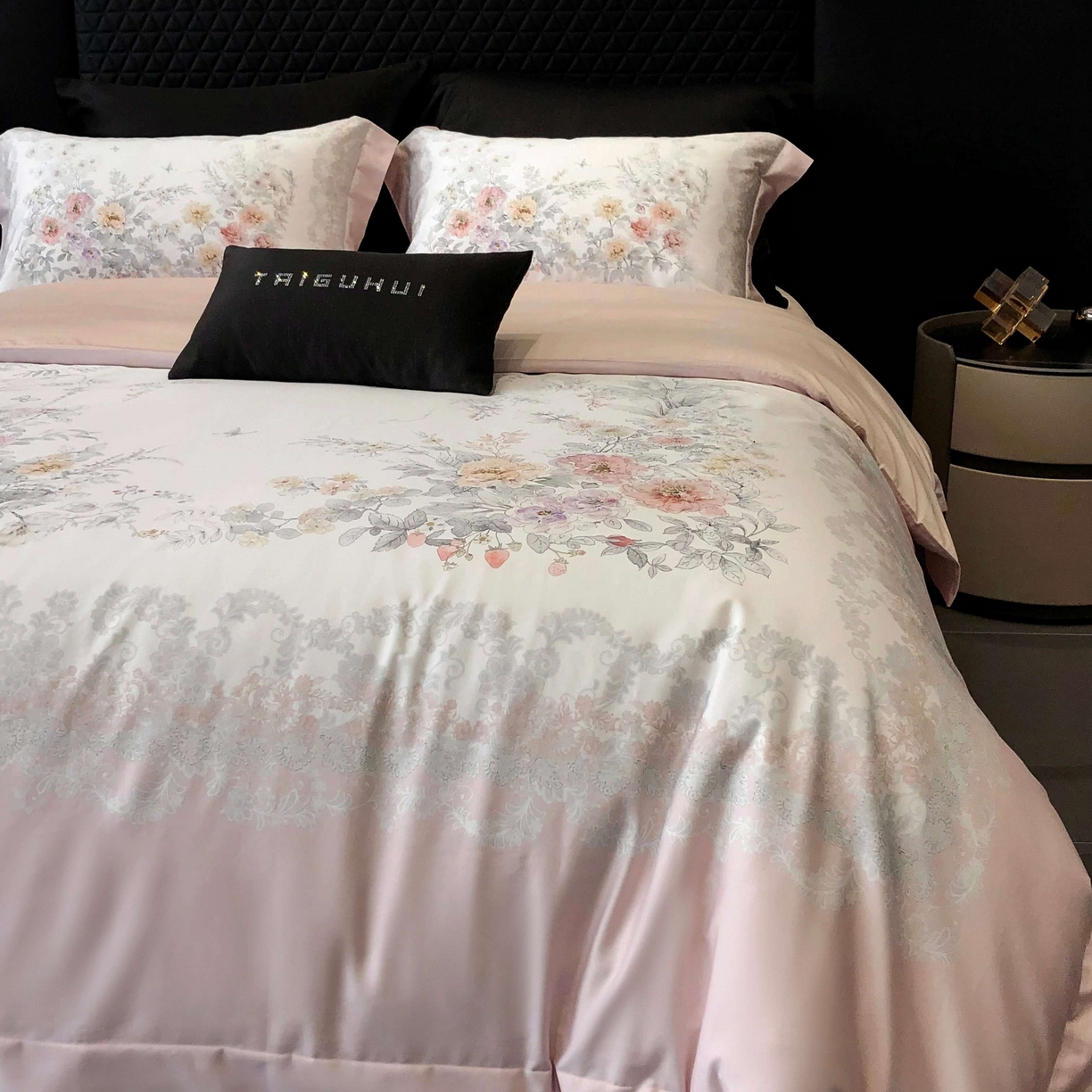 91家纺网 家纺一手货源 找家纺 2025新款高支高密长绒棉大版数码印花双拼系列四件套【券后不低于388】 一路繁花-粉色