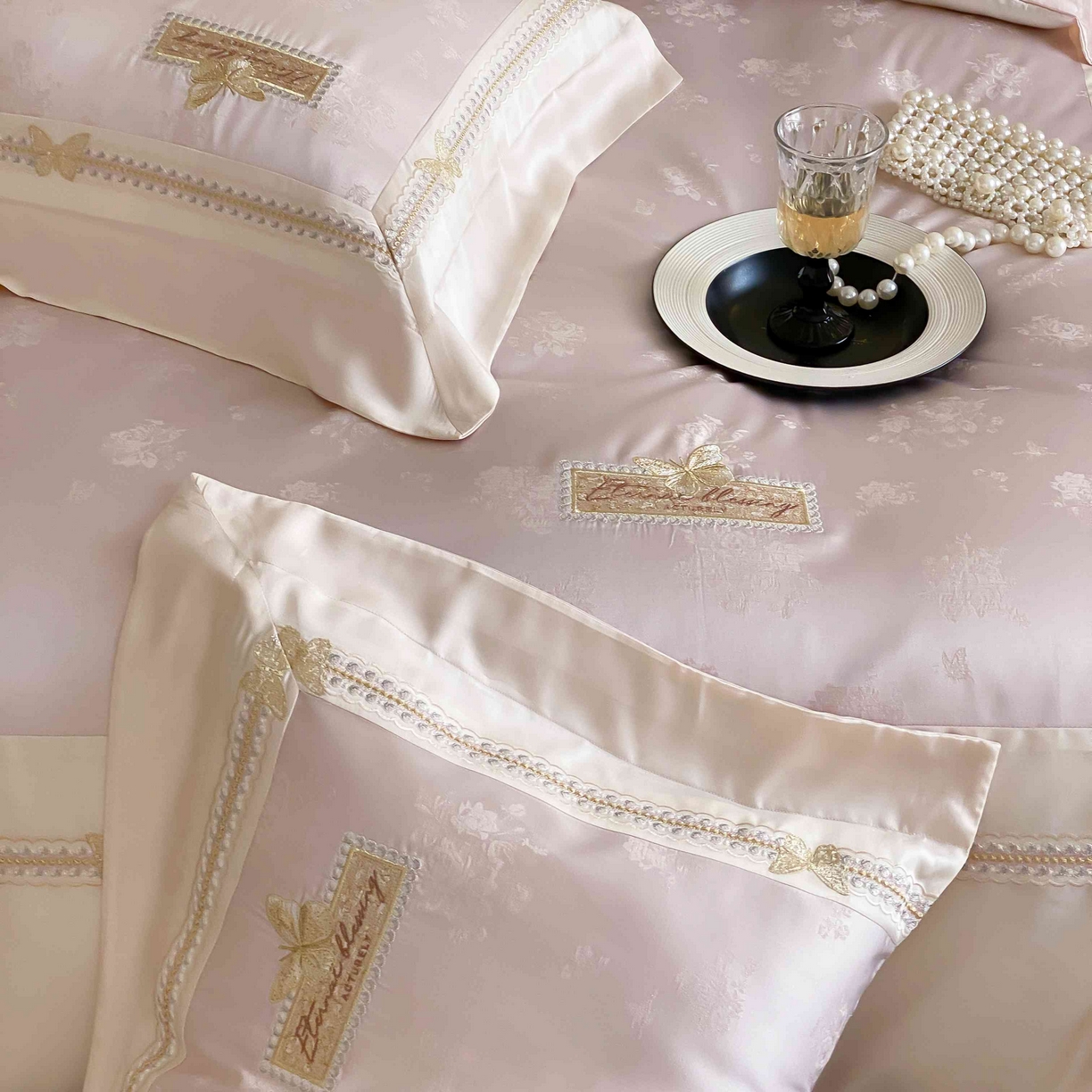 91家纺网 家纺一手货源 找家纺 太古汇家居 2025新款兰精天丝高精密提花-绣花“花间蝶影”系列  花间蝶影-粉色