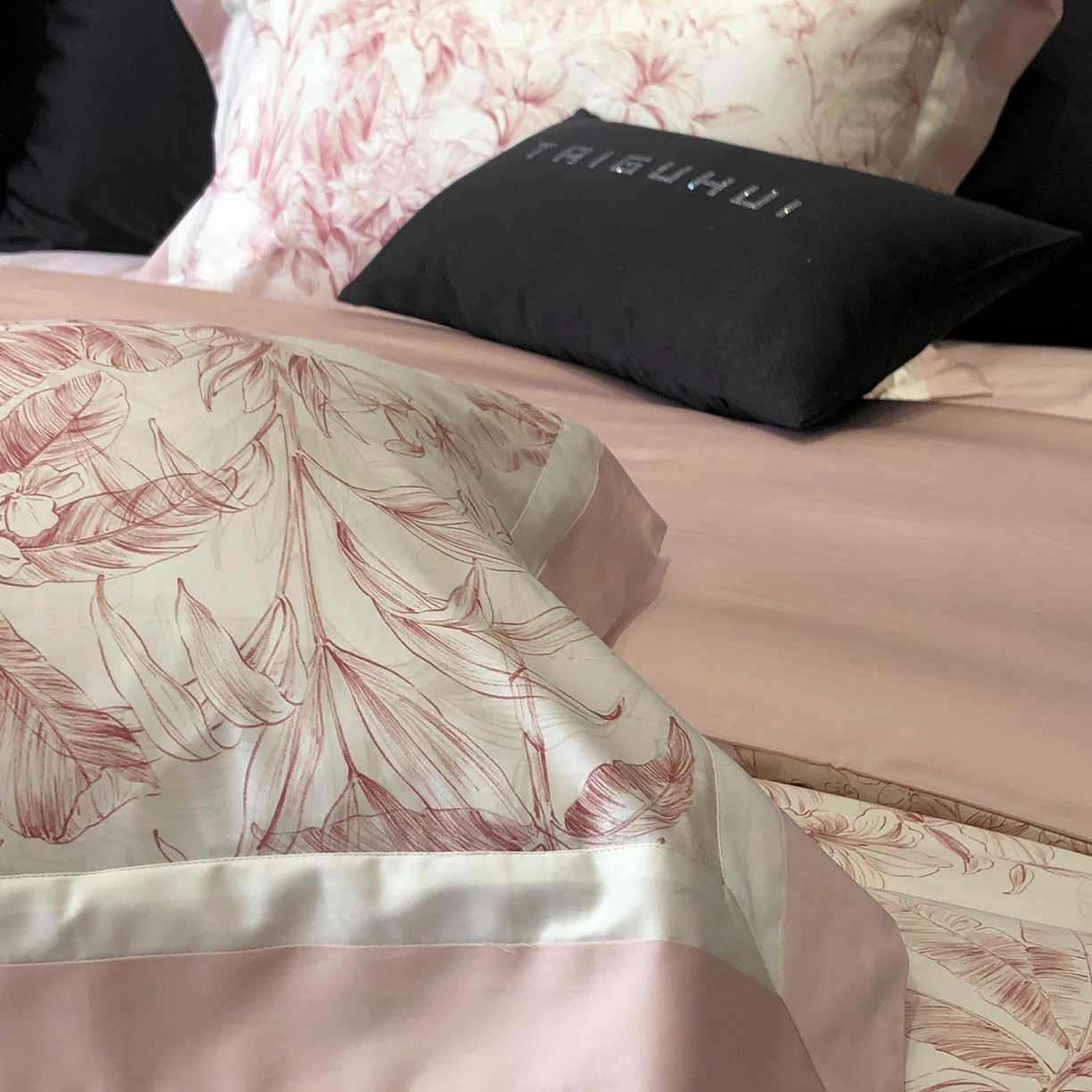 91家纺网 家纺一手货源 找家纺 2025新款高支高密长绒棉专版数码印花双拼系列四件套-卡梅伦【券后不低于378】 卡梅伦-粉