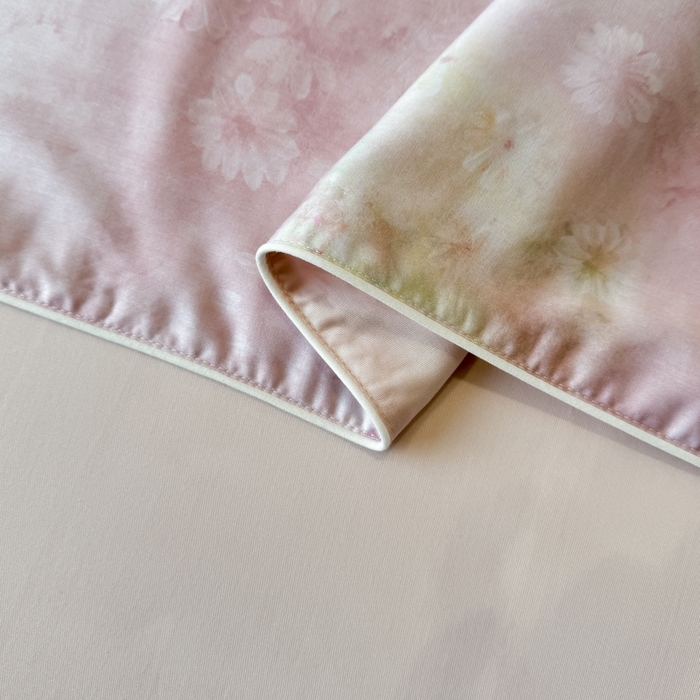 91家纺网 家纺一手货源 找家纺 芊寻家居 2025春夏新款50支莱赛尔天丝贡缎数码印花麻绳款四件套高端礼盒 漫野粉