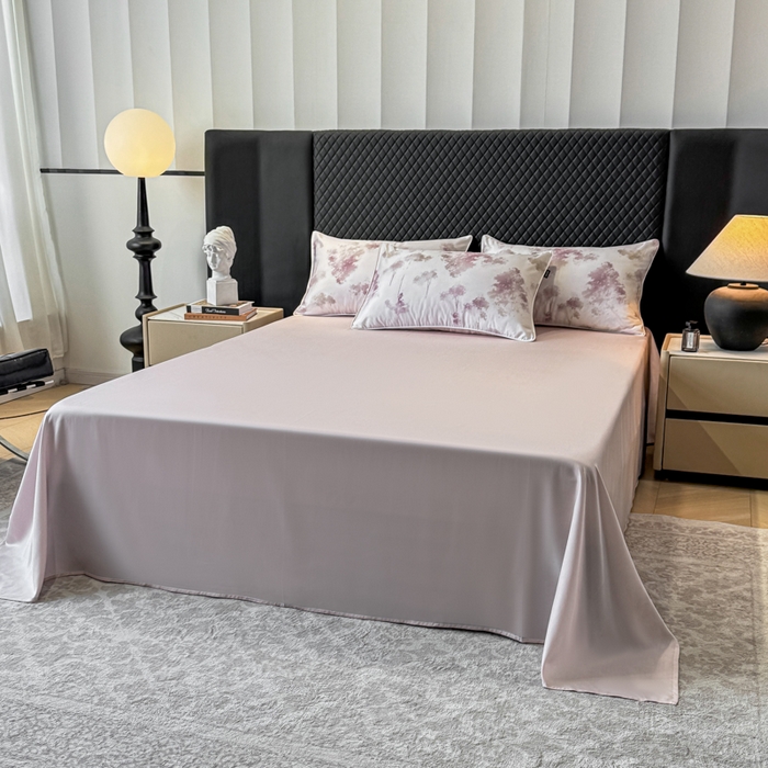 91家纺网 家纺一手货源 找家纺 芊寻家居 2025春夏新款50支莱赛尔天丝贡缎数码印花麻绳款四件套高端礼盒 魅影粉