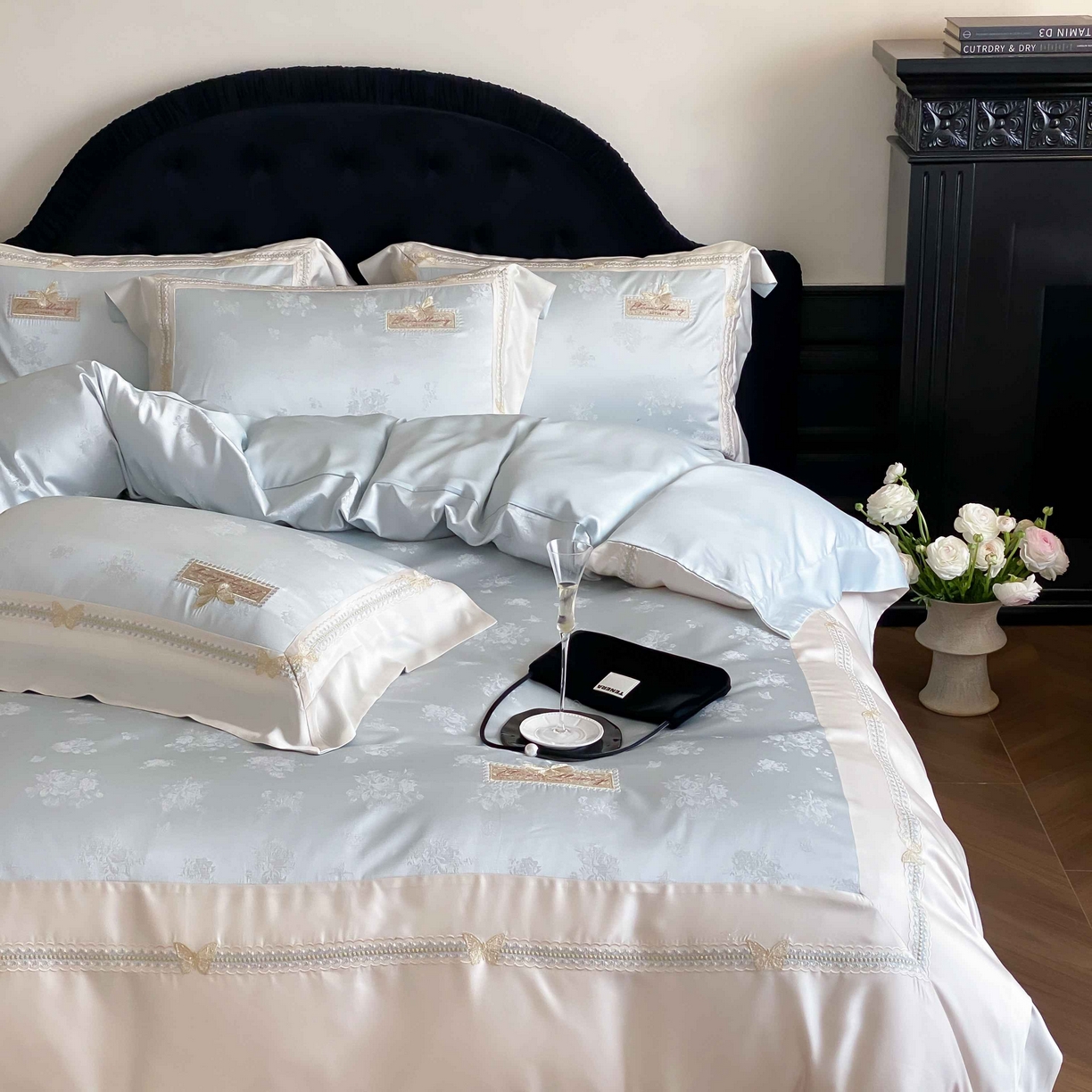 91家纺网 家纺一手货源 找家纺 太古汇家居 2025新款兰精天丝高精密提花-绣花“花间蝶影”系列  花间蝶影-蓝色