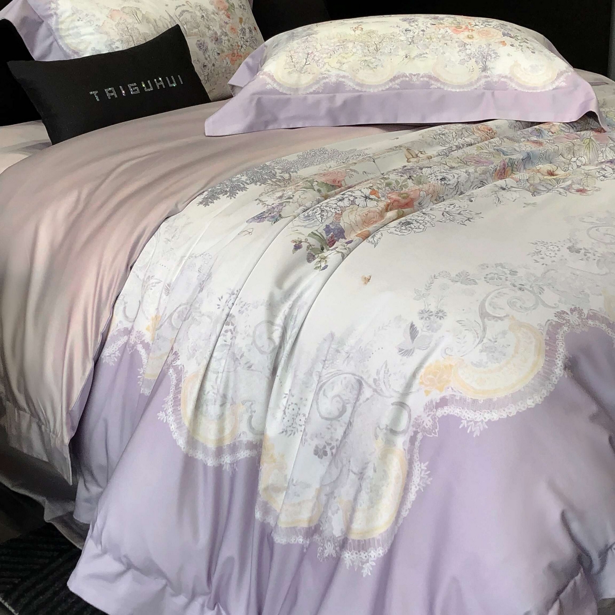 91家纺网 家纺一手货源 找家纺 2025新款高支高密长绒棉大版数码印花双拼系列四件套【券后不低于388】 露西娅-烟紫